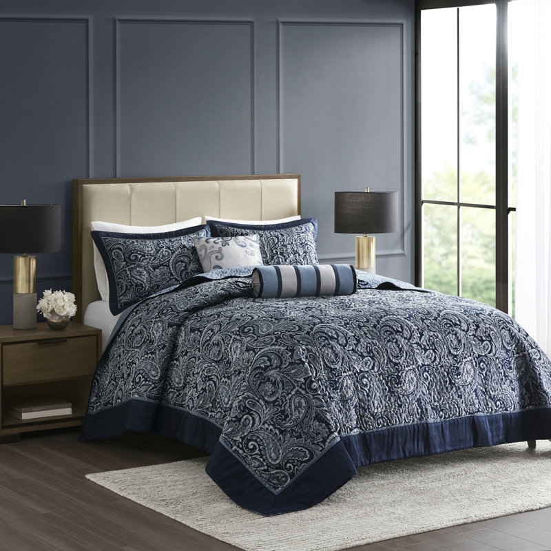 Couvre-lit 5 pièces - bleu marine. Moderne. Bleu marine foncé, bleu poussiéreux. L 102 po x L 118 po 2 taies décoratives, coussins décoratifs. Lavable à la machine. Paisley.