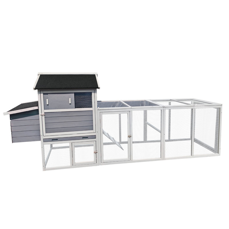 Grand poulailler en bois gris avec couloir