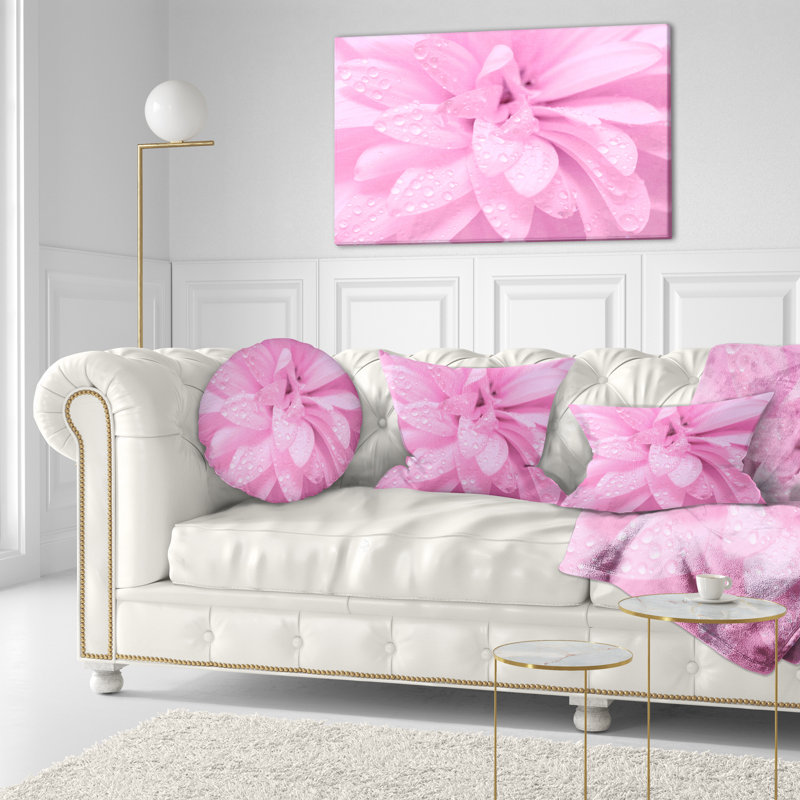 Coussin décoratif abstrait avec fleur rose et pétales