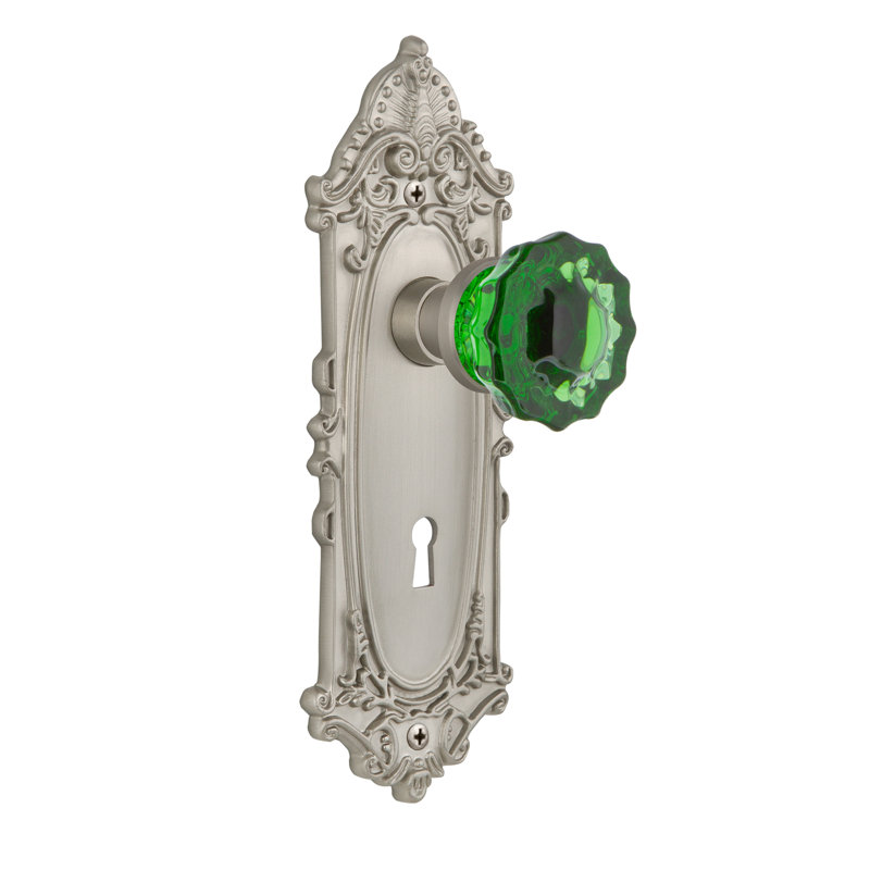 Plaque victorienne avec trou de serrure décoratif et poignée de porte en cristal émeraude, 2 3/8, Nickel satiné