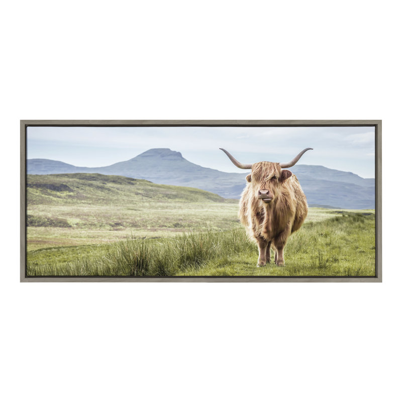 «Highland Cow Mountain Landscape» par The Creative Bunch Studio, reproduction d'art sur toile encadrée, H 18 po x l 40 po