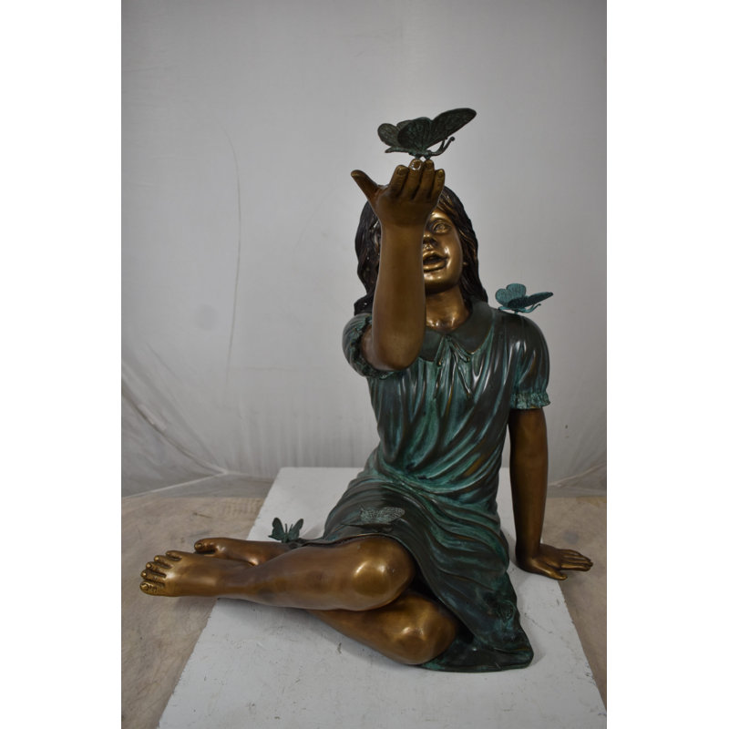 Statue de fille avec des papillons et une chemise verte en bronze, taille: 27 po x 17 po x H 24 po