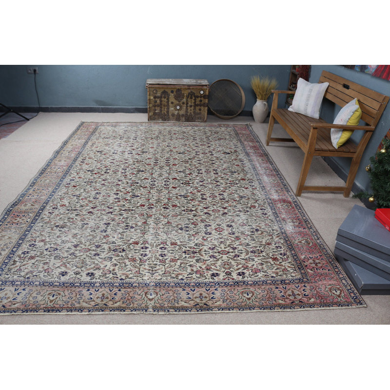 Explorez l'élégance de ce tapis turc rétro idéal pour rehausser le décor de votre salon