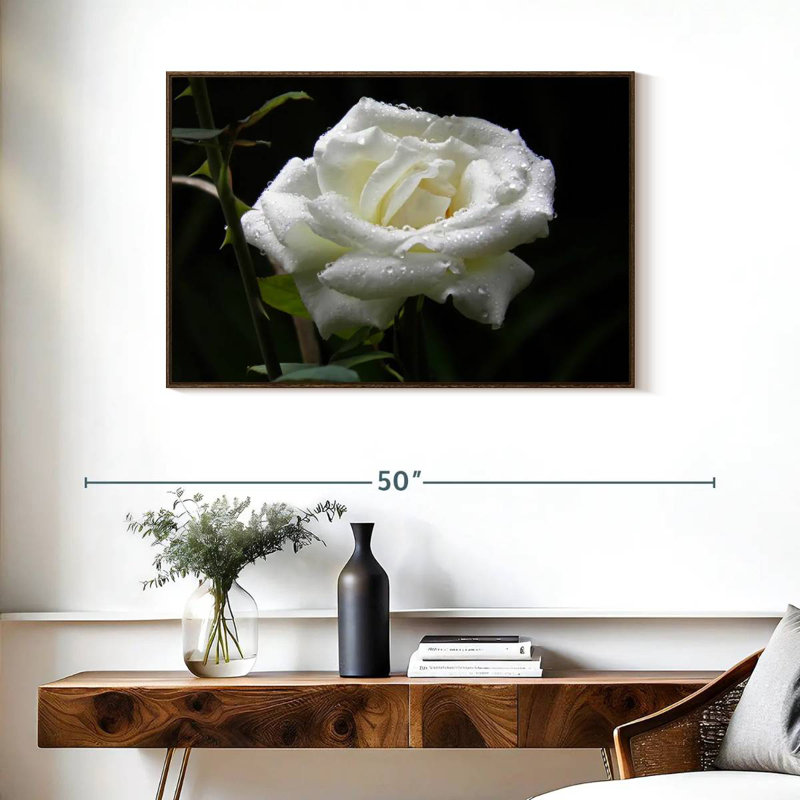 Gouttes de rosée sur rose blanche, 37 po x 25 po, Cadre flottant noyer