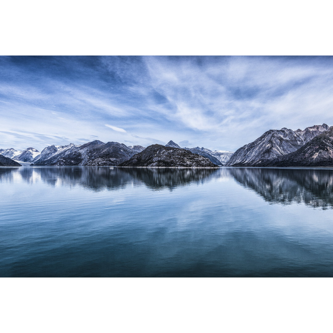 Glacier Bay von Urbanglimpses - Kunstdrucke auf Leinwand