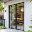 Porte-fenêtre double extérieure moderne à grille métallique noire, entièrement vitrée, pour maison-136841976