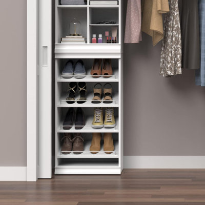 Étagère à chaussures modulaire empilable avec tablettes inclinées réglables et garniture décorative pour l'organisation du placard