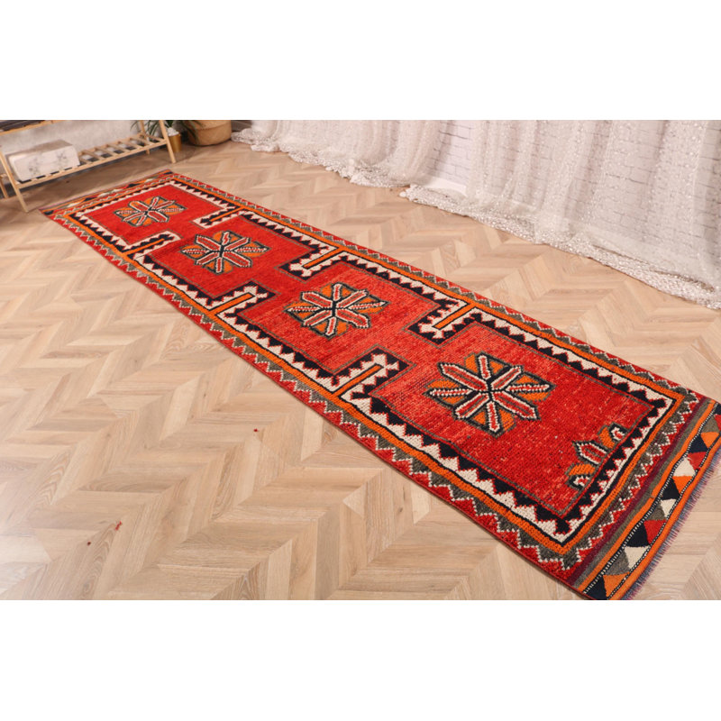 Tapis de couloir turc antique dans des tons de rouge riche fabriqué à la main avec un design authentique de laine anatolienne