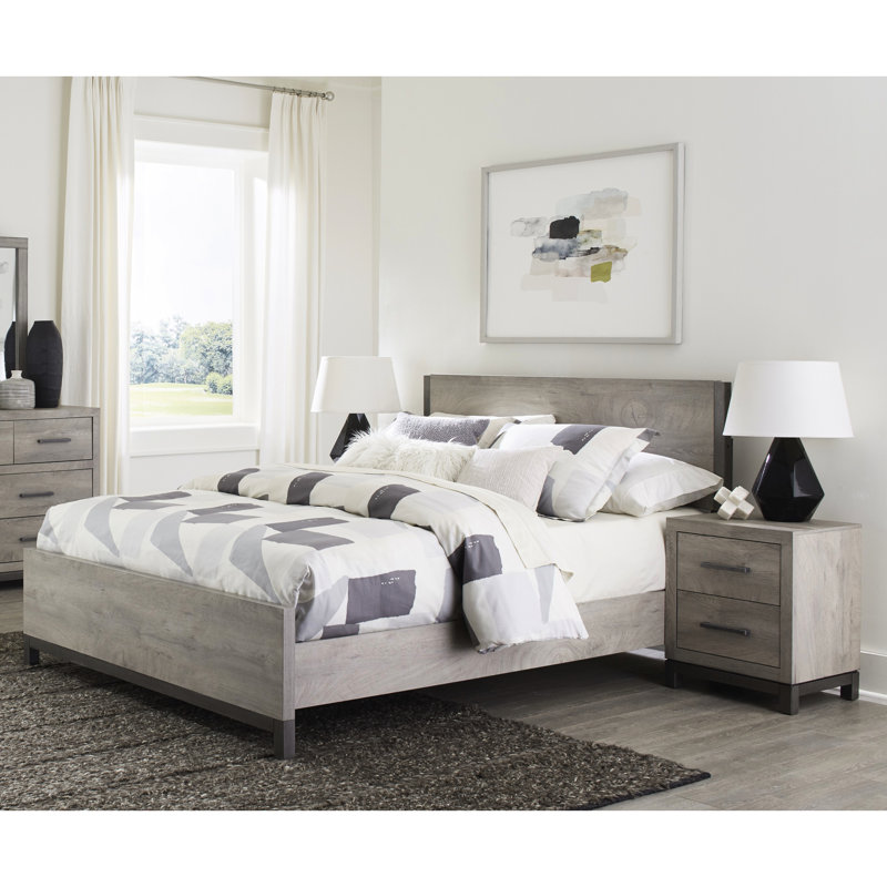 Grand lit gris - incontournable de la chambre à coucher élégante avec planche de finition