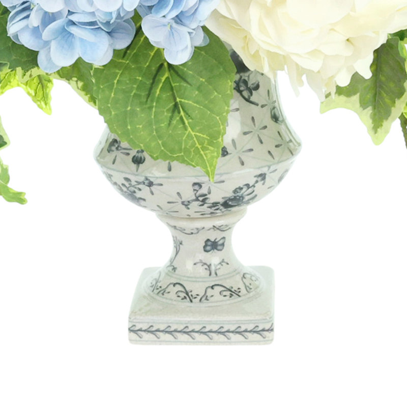 Hortensias et lierre dans un vase à piédestal décoratif, Bleu et crème