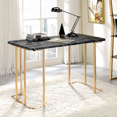 Bureau d'ordinateur moderne avec plateau imitation marbre, structure en métal doré, prise électrique intégrée, forme rectangulaire, profondeur 45,94 cm, design contemporain pour bureau.