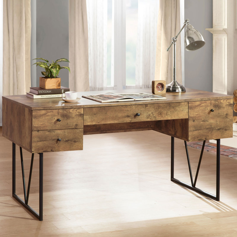Bureau rustique couleur muscade à 4 tiroirs avec piètement traîneau et structure métallique, apportant une touche chaleureuse et naturelle à votre bureau, hauteur de 77,5 cm (30,5 pouces), offrant un soutien fiable pour une utilisation au bureau.