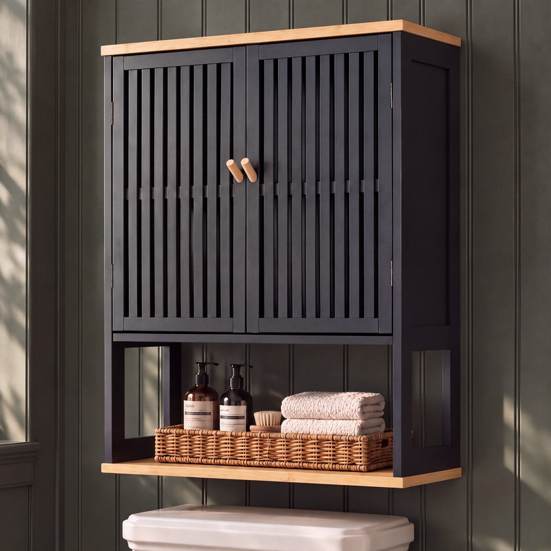 Armoire de rangement murale moderne Modern Farmhouse, portes ventilées à lattes en bambou avec tablette réglable, armoire murale à deux tons pour la salle de bain, noire et naturelle, conception à accrocher peu encombrante