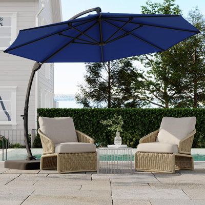 Parasol d'extérieur robuste en porte-à-faux décalé, parasol de patio suspendu bleu marine avec système de manivelle et d'inclinaison, auvent résistant au vent avec base lestée pour balcon de pelouse