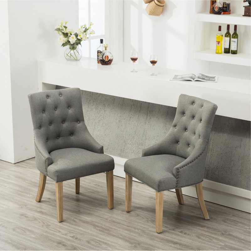 Ensemble de 2 fauteuils à oreilles capitonnés gris à oreilles et têtes de clous