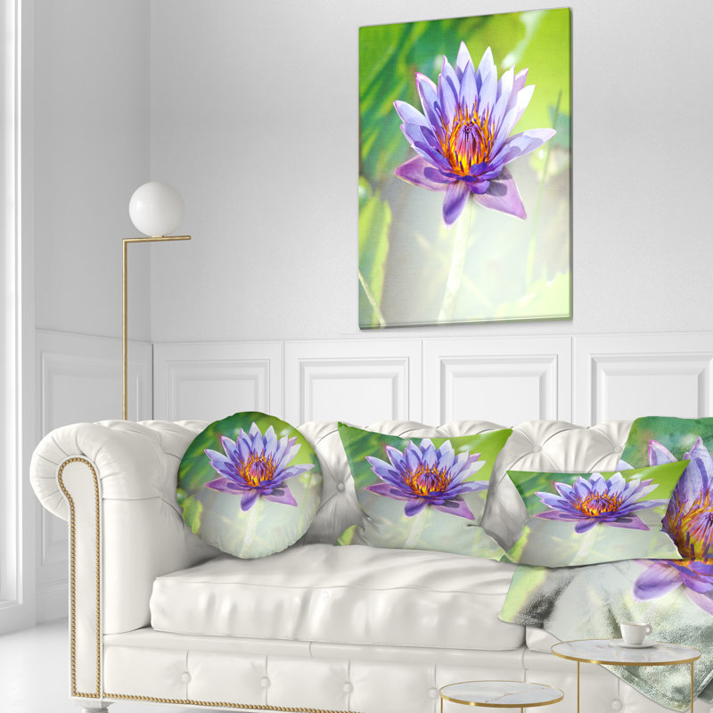 Énorme lotus mauve sur fond vert - coussin à imprimé floral, 16 po x 1 po, Coussin décoratif