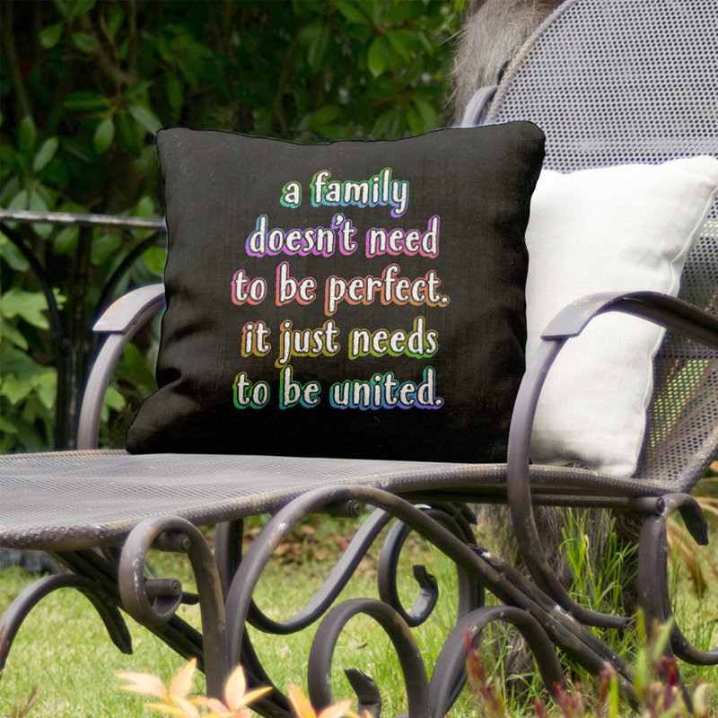 Coussin intérieur/extérieur familial love, 16 po x 1 po, Jaune / violet / rouge