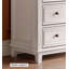 Détails artistiques de la commode en bois clair cuivré
