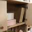 Bureau, brun, structure de panneau solide et légère, rangement ouvert, tablettes réglables, tiroir de rangement caché, pleine extension, panneau traversant à cordon, compartiment de rangement,