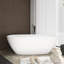 Baignoire de trempage autoportante à surface solide 67 po. X 29,5 po. Avec drain central en blanc