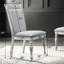5 salles à manger, table ronde blanche et grise patinée avec 4 sièges rembourrés et chaises grises