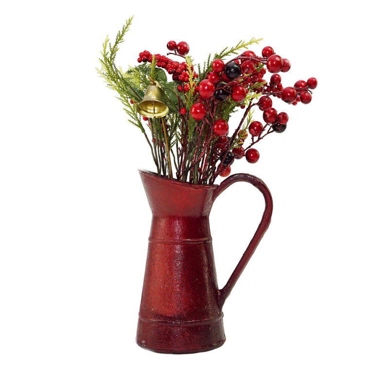 Décoration de Noël 13 po avec baies rouges et feuillage dans un pichet à lait rétro