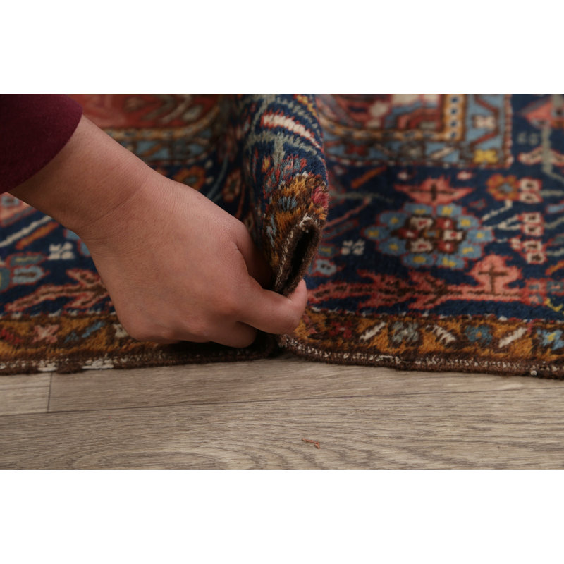 Tapis unique en laine noué à la main Gharajeh des années 1920 de 4 pi 5 po x 6 pi 4 po rouge Calbert