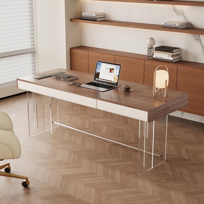 Bureau de direction moderne avec finition en grain de bois, 3 tiroirs, pieds en acrylique et détails métalliques