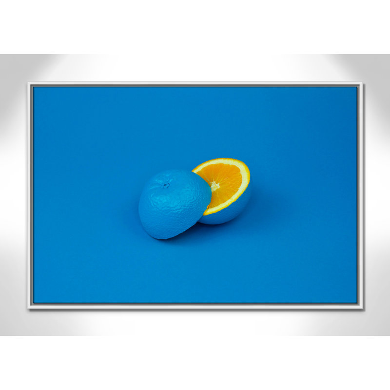 Pop orange en bleu par Davisuko, H 25,5 po x l 37,5 po x P 2 po, Toile avec cadre flottant blanc, Pas de tapis