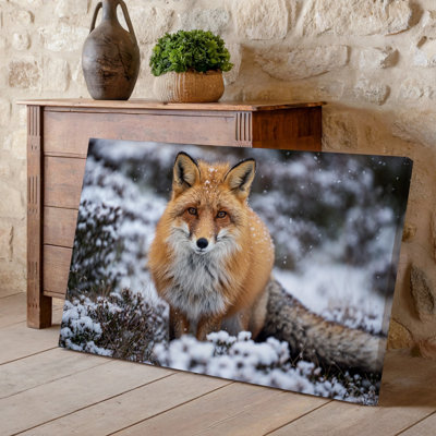 Toile, portrait rapproché d'un renard roux majestueux dans un art mural, paysage enneigé entouré de délicates fleurs blanches sur toile