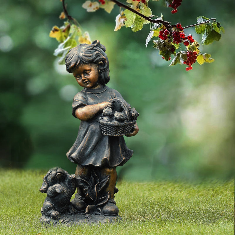 Alyissia tenant un panier de chatons avec statue de chiot
