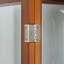 Vitrine lumineuse avec tablettes réglables et dossier en miroir pour mettre en valeur diverses collections avec style-531522625