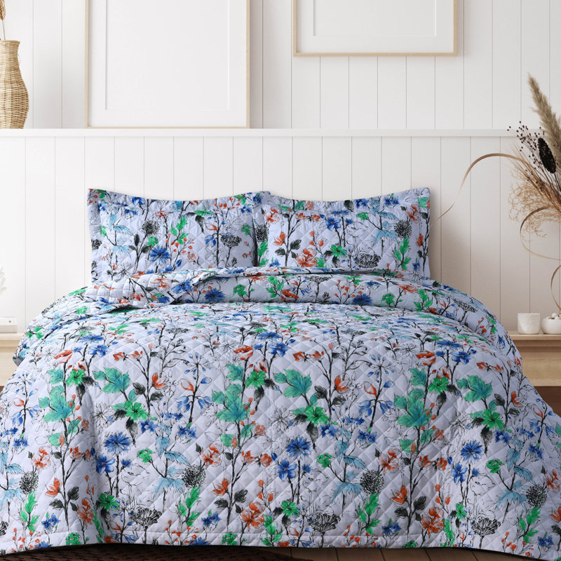 Bedding, Queen Quilt + 2 Shams