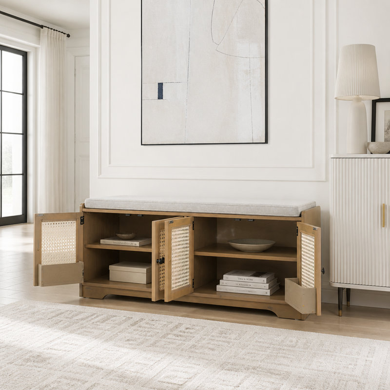 Banc de rangement multifonctionnel en bois pour entrée, avec coussin amovible, portes en rotin tressé et étagères réglables.