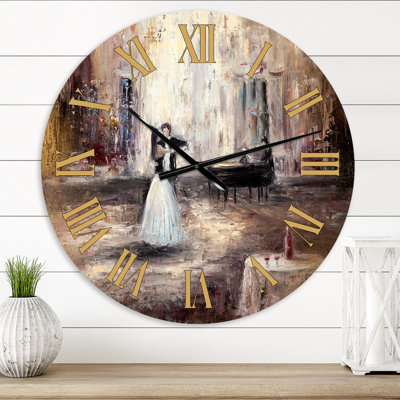 Couple noir et blanc dansant dans le couloir avec piano - Horloge murale traditionnelle