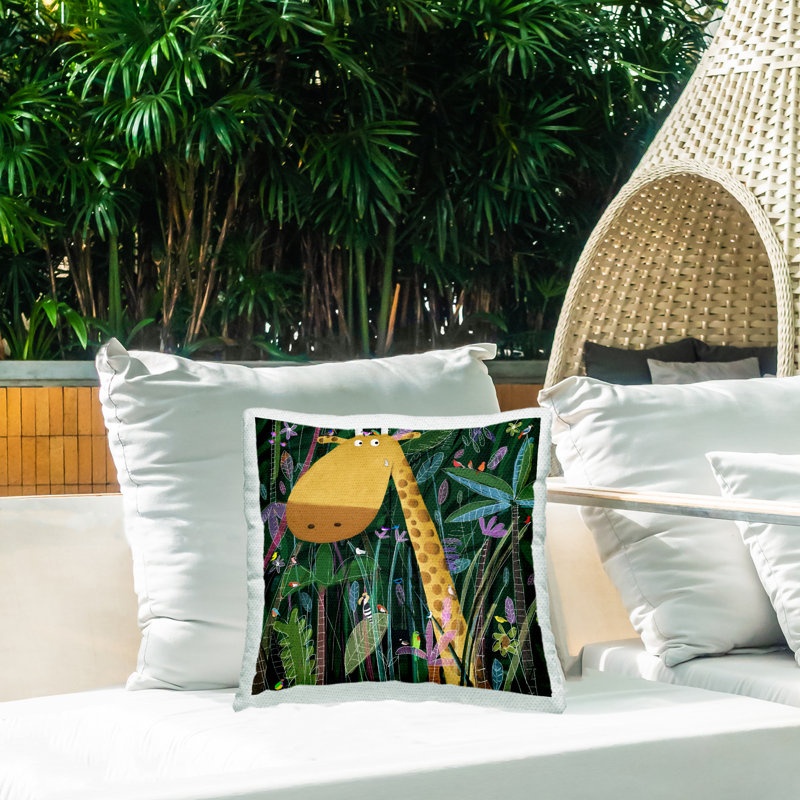 Coussin d'extérieur imprimé girafe et oiseaux dans la jungle par Carla Daly