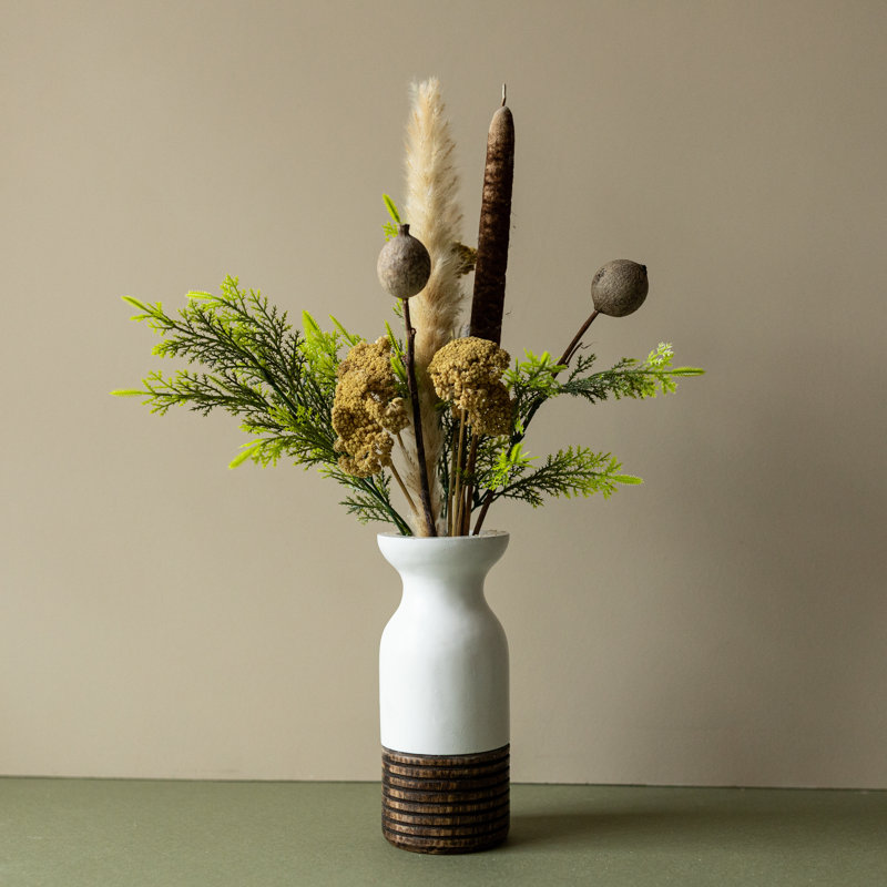  Vase sculpté en bois blanc