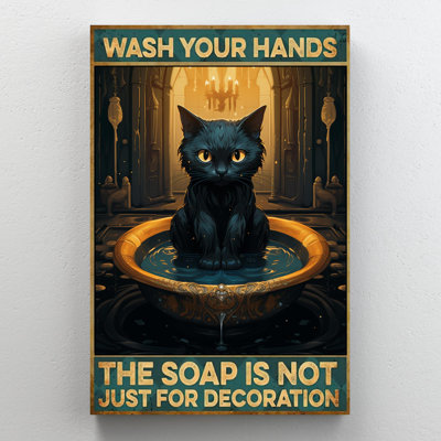 Un chat noir se lave les mains