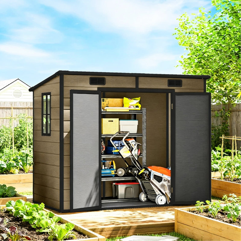 Solution de rangement d'extérieur de grande capacité pour outils de jardin, vélos et générateurs, avec fenêtre visible, évent pour garder le contenu au sec, porte verrouillable, fuite d'eau sur le toit en pointe, grande remise brune