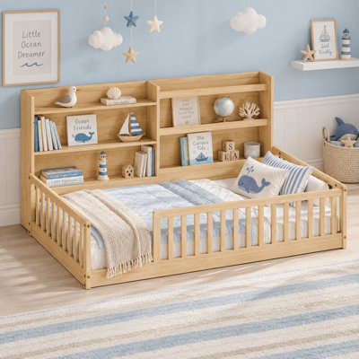 Lit de sol à profil bas de style moderne Montessori avec bibliothèque intégrée, structure en bois de pin massif, rails de clôture protecteurs et large entrée pour chambre d'enfant