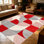 Tapis rouge à motif géométrique abstrait à pois et demi-cercle de 1 pièce moderne pour le salon, doux et confortable, adapté à toutes les saisons, facile à entretenir, lavable à la machine, tapis de dessous de table adapté pour la salle à manger, la chambre à coucher,