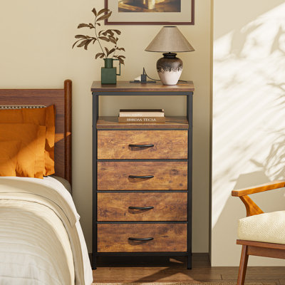 Table de chevet 4 tiroirs avec station de charge, commode haute de 34 po pour la chambre à coucher, table d'appoint avec tablette ouverte, table d'appoint polyvalente pour la chambre à coucher, le couloir et le vestibule