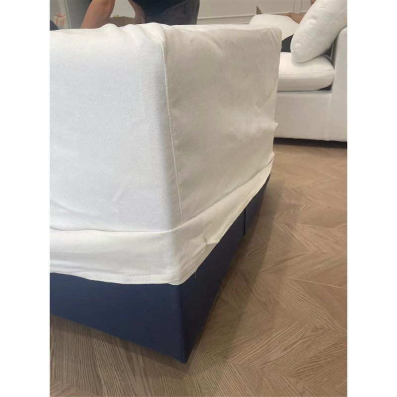 Luxueux canapé modulaire rembourré de plumes avec coussins amovibles et structure durable, parfait pour un confort et un style personnalisables.