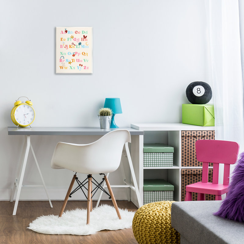 Art mural amusant sur plaque alphabet par Daphne Polselli