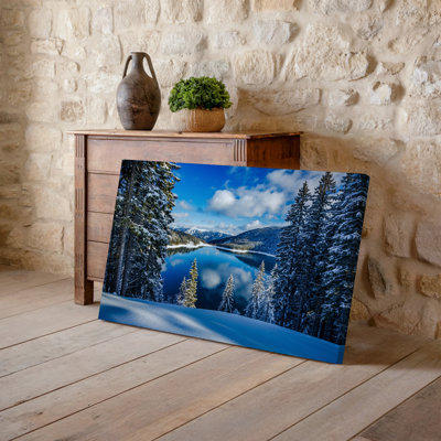 Toile, "Un paysage d'hiver à couper le souffle avec un lac serein entouré d'art mural, montagnes enneigées et denses