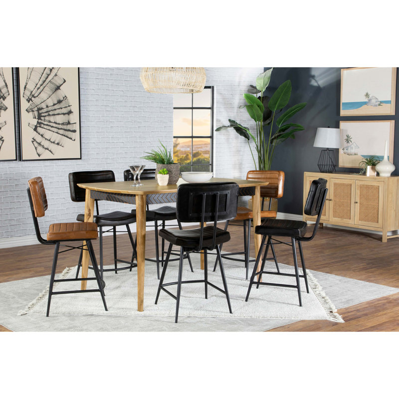 Style vintage - Inspiré de deux tabourets de bar rembourrés au charme rustique, avec sièges confortables, repose-pieds ergonomiques et structure en fer noir. Capitonnage à canaux, assises en cuir camel.