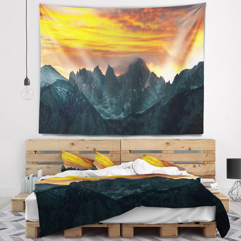 Paysage avec montagnes Whitney sous un ciel nuageux, H 32 po x l 39 po