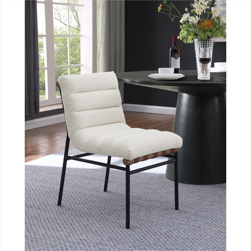 Ensemble de 2 chaises d'appoint rembourrées Crisp White Boucle, avec pieds en fer noir, style moderne