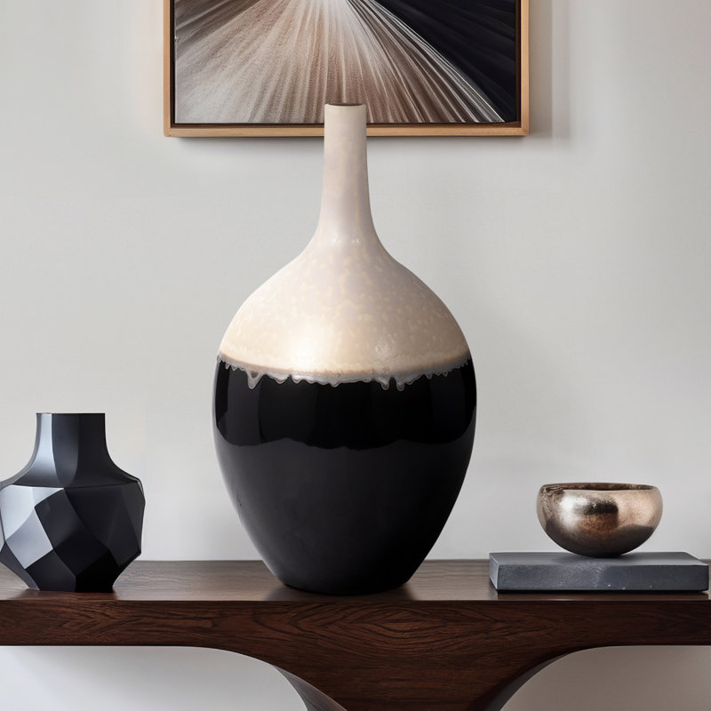 Le vase Alondra d'ELEVARRE, grès élégant dans un noir intemporel, centre de table parfait pour n'importe quelle pièce