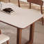 Table de salle à manger élégante et élégante-624913806